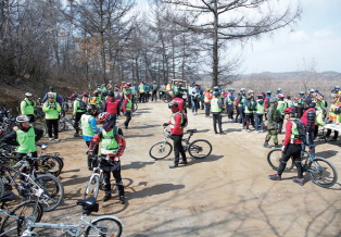 Dozens of riders gathered on both sides of the forest road to rest