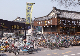 Bicycles parked in front of an antique hanok building