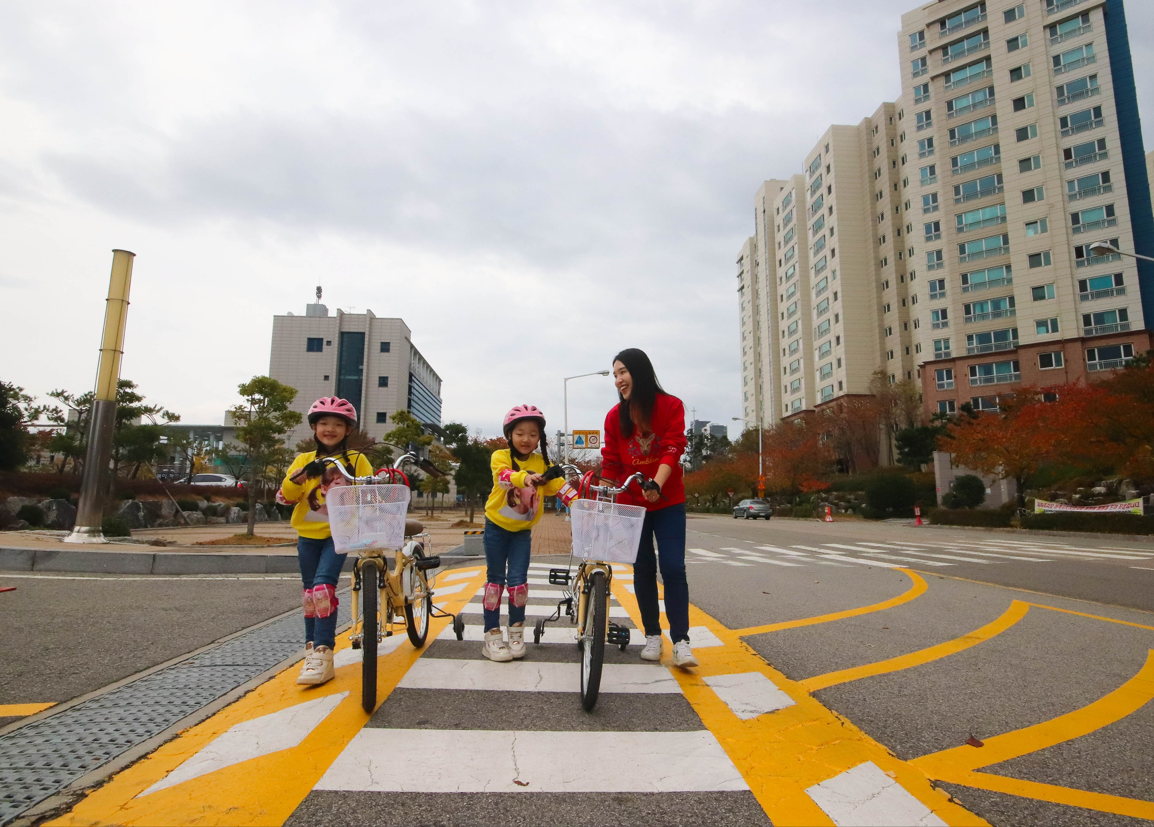 횡단보도에서는 내려서 걸어요